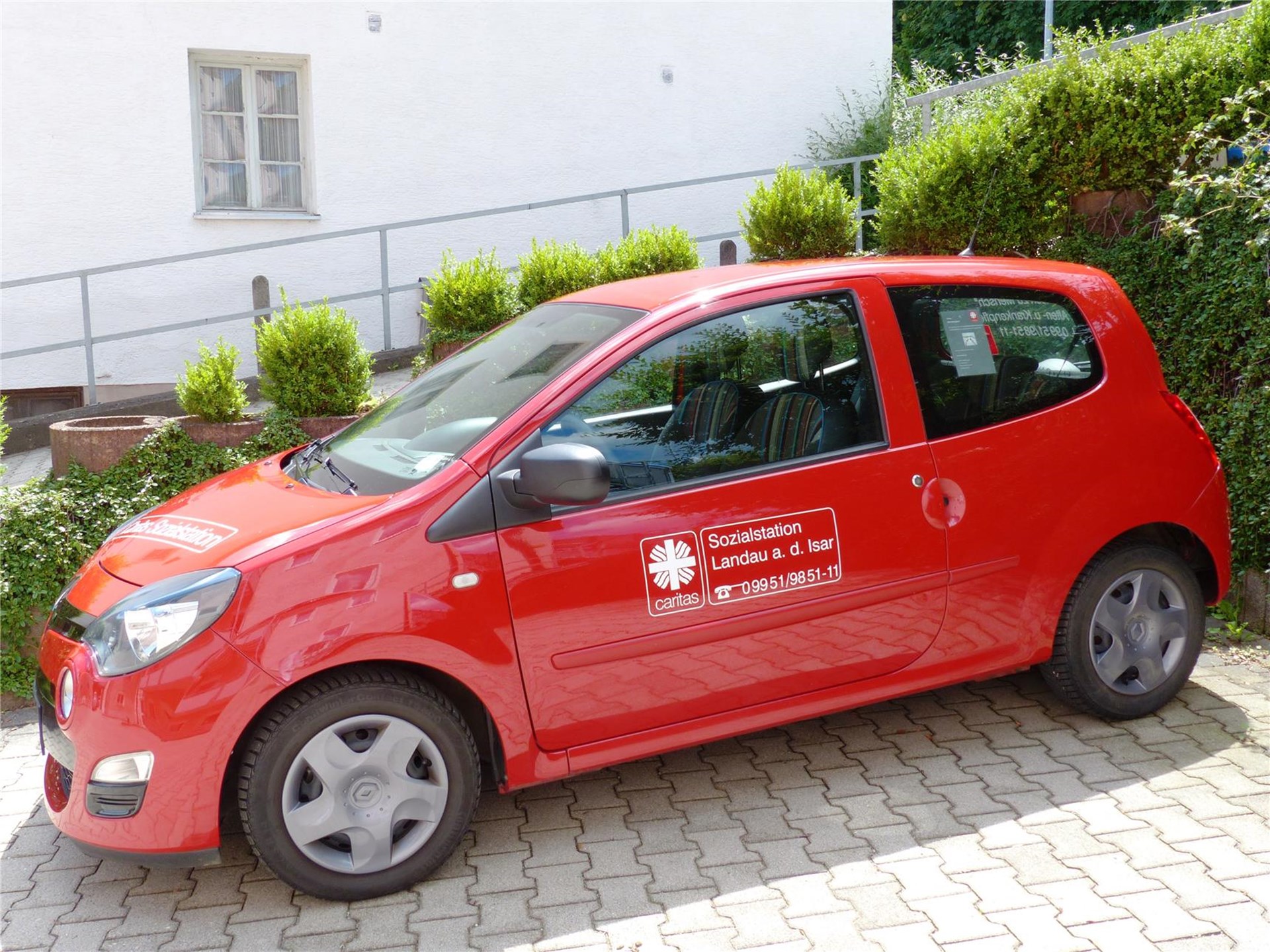 Rotes Auto mit weißer Aufschrift